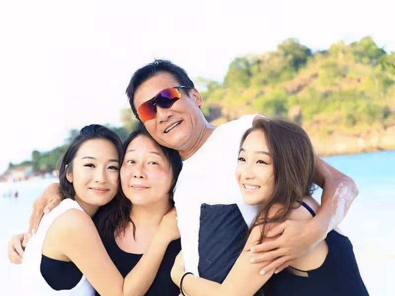 恭喜!香港知名男星梁家輝升級當外公,大女兒宣布平安生女