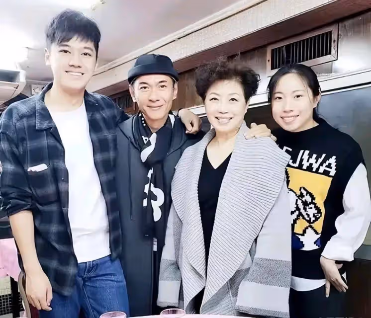 TVB前小生老婆被質疑碰瓷天王,稱其為「徒弟」,網友稱其不配蹭流量
