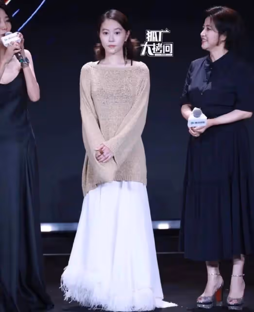 27歲竇靖童燙卷髮美成洋娃娃,神似王菲,網友:去了「蝦線」順眼了