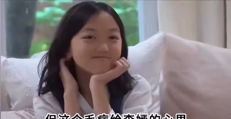 27歲竇靖童燙卷髮美成洋娃娃,神似王菲,網友:去了「蝦線」順眼了