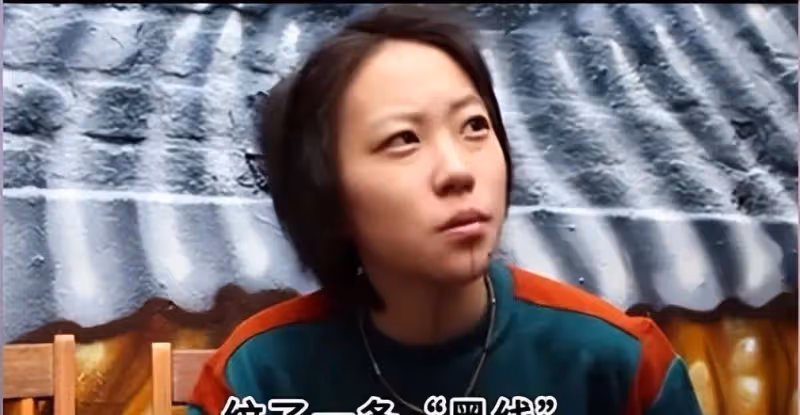 27歲竇靖童燙卷髮美成洋娃娃,神似王菲,網友:去了「蝦線」順眼了