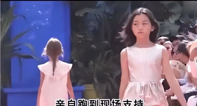 27歲竇靖童燙卷髮美成洋娃娃,神似王菲,網友:去了「蝦線」順眼了