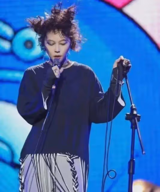 27歲竇靖童燙卷髮美成洋娃娃,神似王菲,網友:去了「蝦線」順眼了