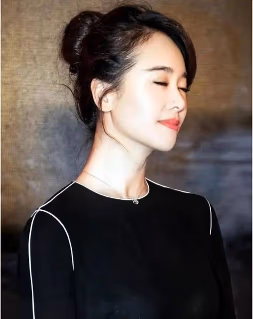左小青太豐滿了,穿小白裙都兜不住好身材,我感慨資本果然會選人