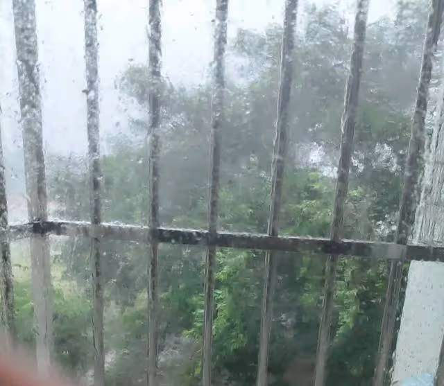 颱風摩羯登陸海南文昌,暴雨下到天地間白茫茫一片!