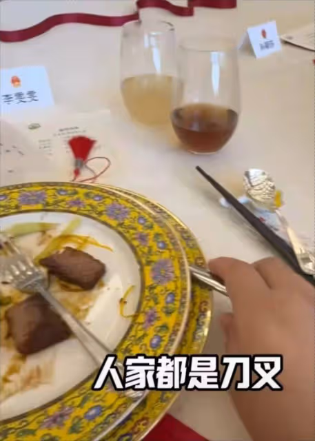 全紅嬋用筷子吃牛排被嘲,不說英語遭質疑,別給她的直率添堵