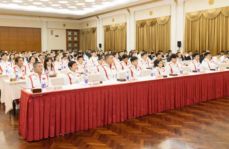 樊振東王勵勤覃海洋現身迪士尼,身穿隊服,樊振東又白又帥