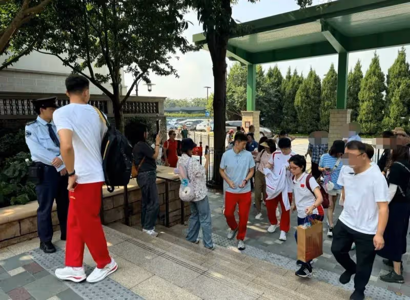 樊振東王勵勤覃海洋現身迪士尼,身穿隊服,樊振東又白又帥