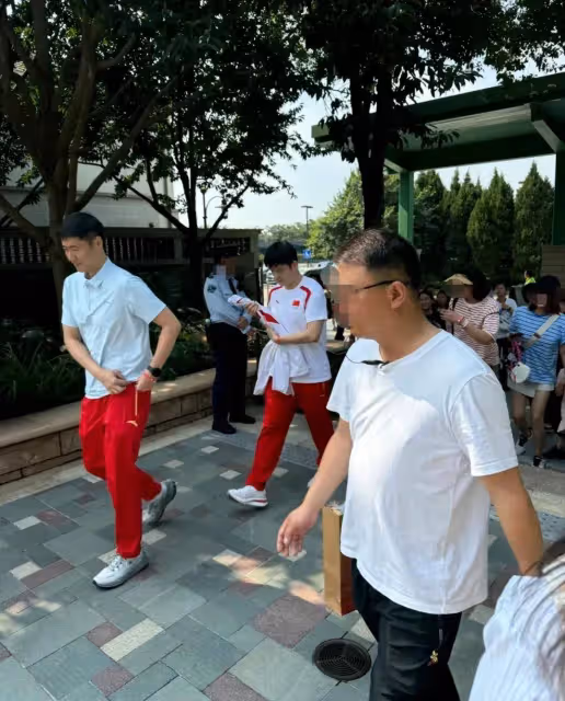 樊振東王勵勤覃海洋現身迪士尼,身穿隊服,樊振東又白又帥