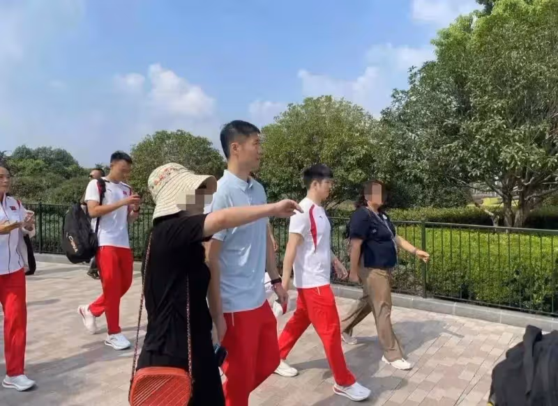 樊振東王勵勤覃海洋現身迪士尼,身穿隊服,樊振東又白又帥