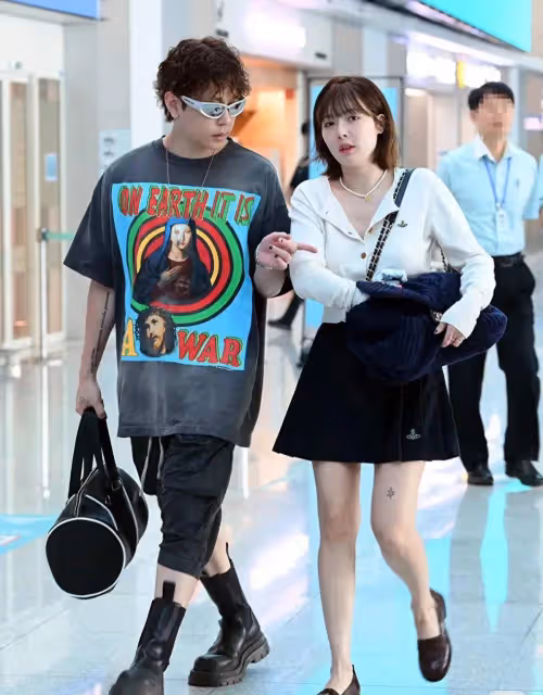 准夫妻泫雅龍俊亨合體現身機場，泫雅顏值回春，龍俊亨真的很愛