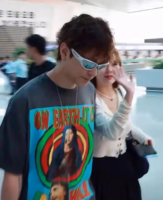 准夫妻泫雅龍俊亨合體現身機場，泫雅顏值回春，龍俊亨真的很愛