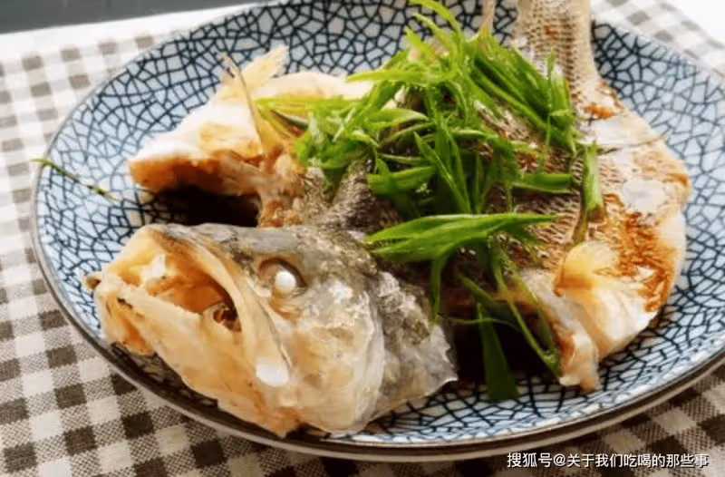 蒸魚別只會放料酒和鹽!教您幾個技巧,魚肉鮮嫩不腥,營養解饞