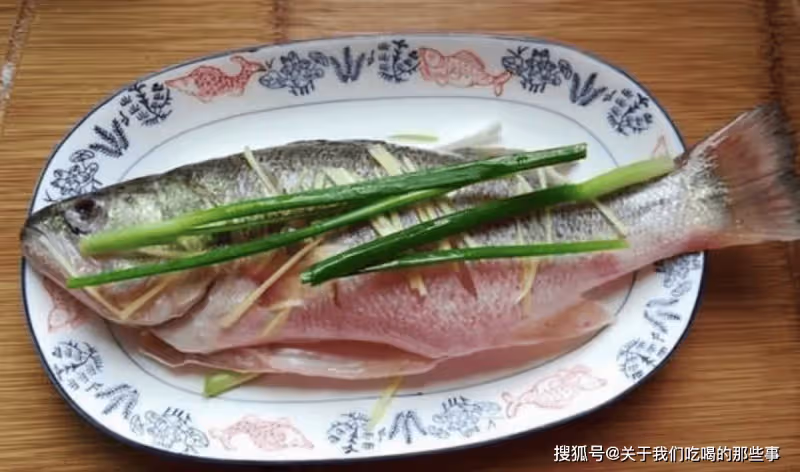 蒸魚別只會放料酒和鹽!教您幾個技巧,魚肉鮮嫩不腥,營養解饞