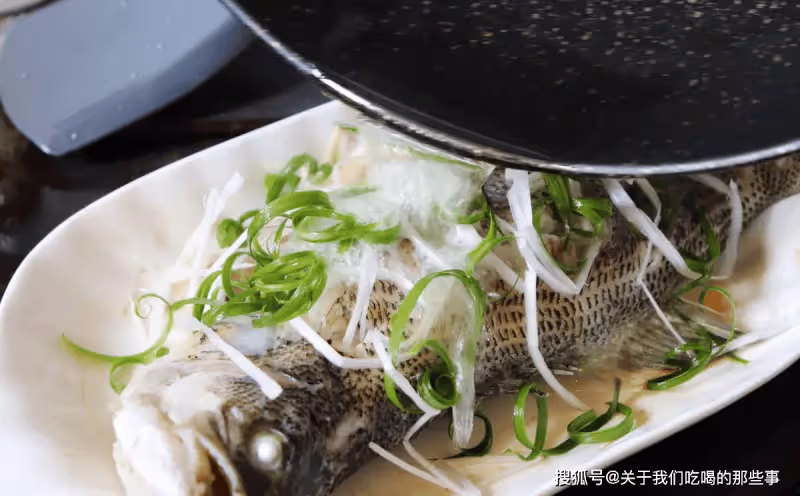 蒸魚別只會放料酒和鹽!教您幾個技巧,魚肉鮮嫩不腥,營養解饞