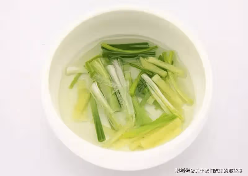 蒸魚別只會放料酒和鹽!教您幾個技巧,魚肉鮮嫩不腥,營養解饞
