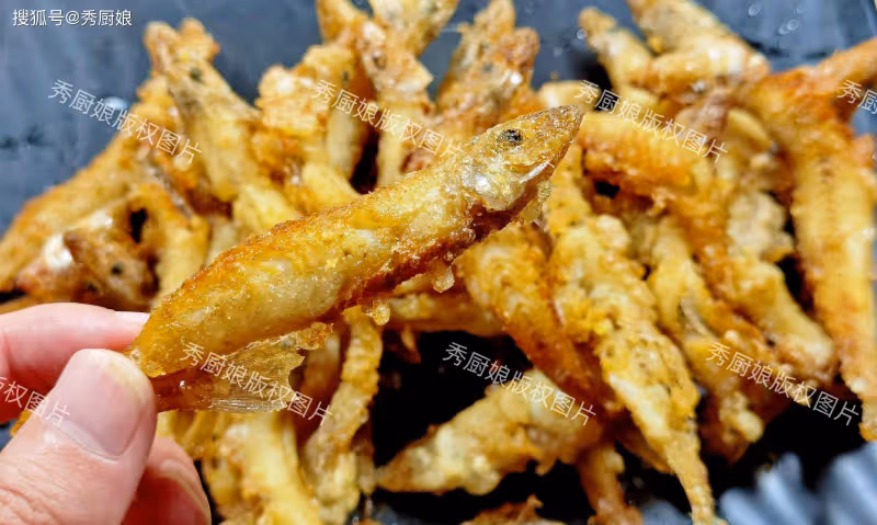炸小魚,放麵粉和雞蛋液都不對!教你飯店做法,金黃酥脆,不回軟