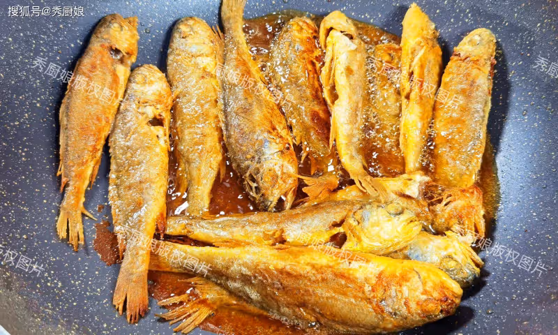 炸小魚,放麵粉和雞蛋液都不對!教你飯店做法,金黃酥脆,不回軟