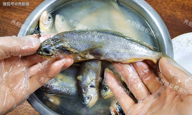 炸小魚,放麵粉和雞蛋液都不對!教你飯店做法,金黃酥脆,不回軟