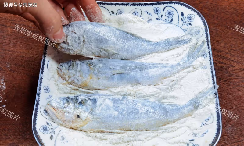 炸小魚,放麵粉和雞蛋液都不對!教你飯店做法,金黃酥脆,不回軟