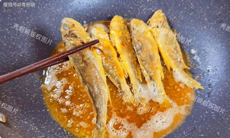炸小魚,放麵粉和雞蛋液都不對!教你飯店做法,金黃酥脆,不回軟