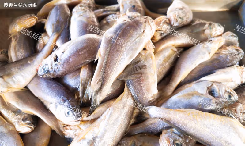 炸小魚,放麵粉和雞蛋液都不對!教你飯店做法,金黃酥脆,不回軟