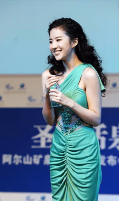 有種胖叫劉亦菲的肚子,露出白花花肥肉,女生討厭卻成男生最愛