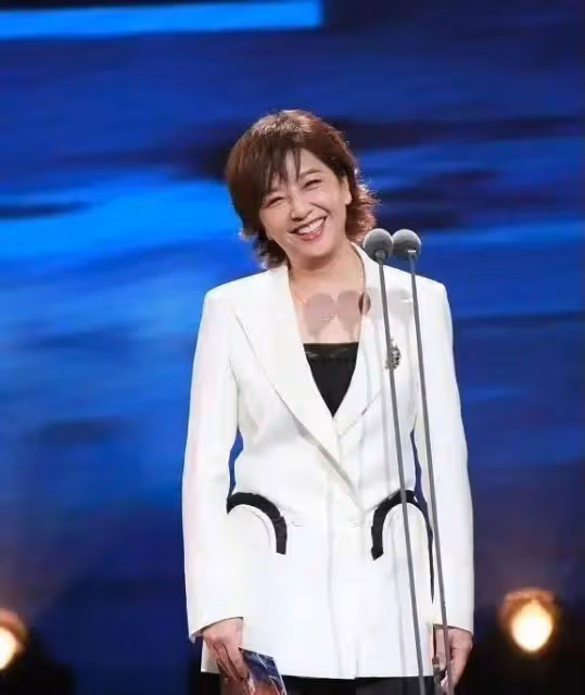 江珊換個髮型美出新高度,劉海翹短髮又嫩又美,55歲美成25歲