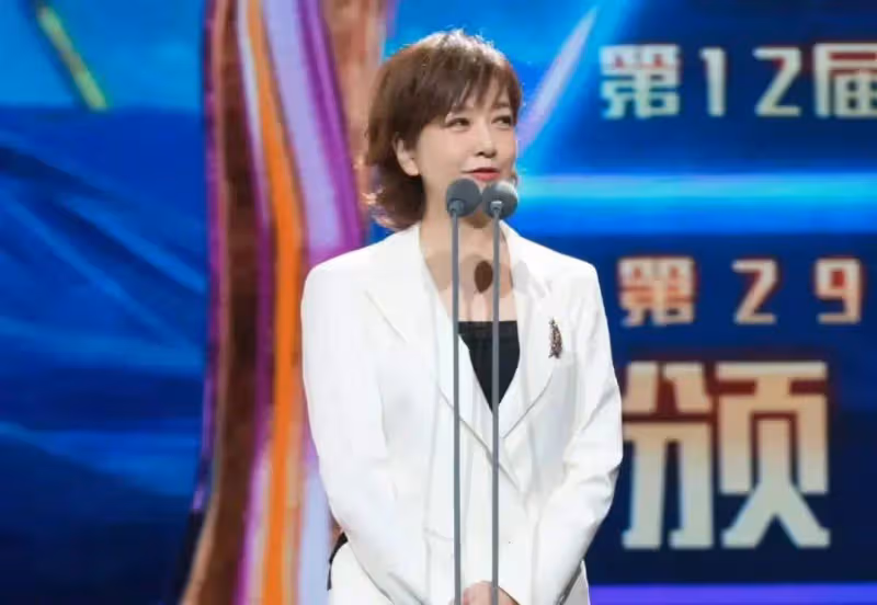 江珊換個髮型美出新高度,劉海翹短髮又嫩又美,55歲美成25歲