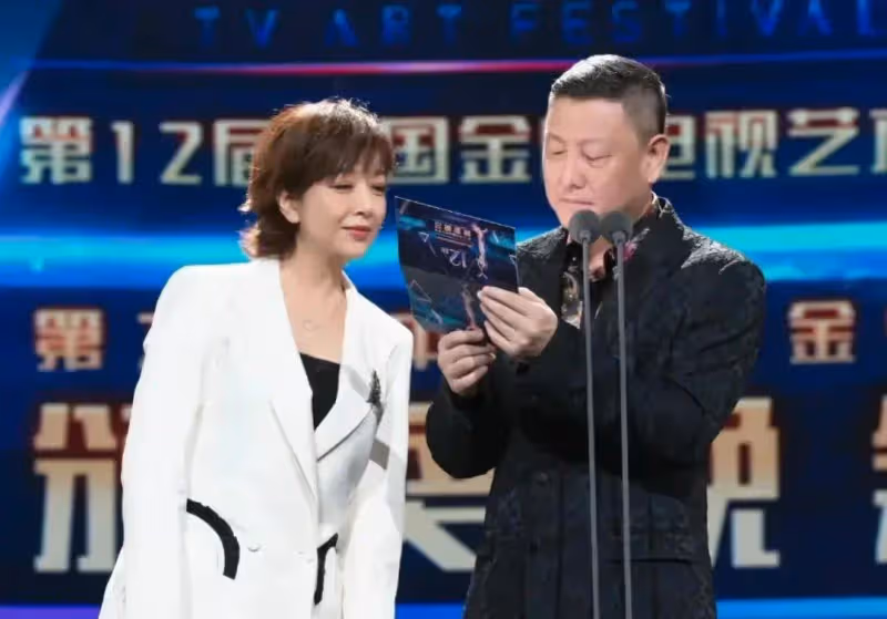 江珊換個髮型美出新高度,劉海翹短髮又嫩又美,55歲美成25歲