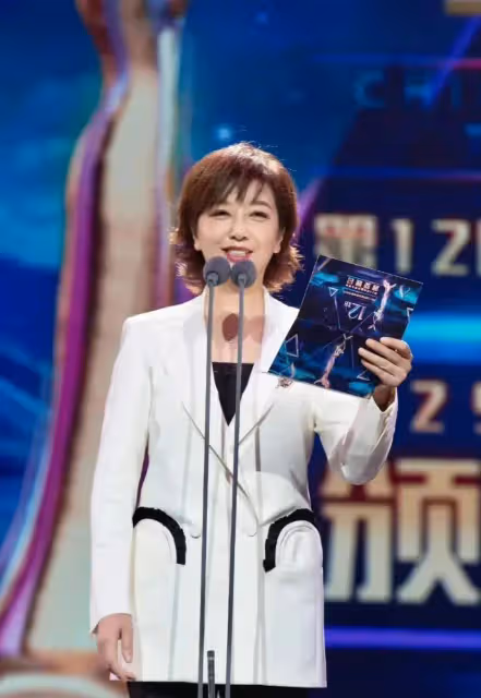 江珊換個髮型美出新高度,劉海翹短髮又嫩又美,55歲美成25歲