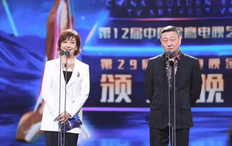 江珊換個髮型美出新高度,劉海翹短髮又嫩又美,55歲美成25歲
