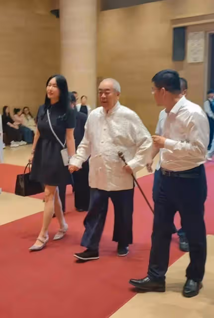 大師範增攜妻子現身看展,全程十指緊握感情超好,徐萌貴氣十足