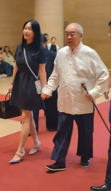 大師範增攜妻子現身看展,全程十指緊握感情超好,徐萌貴氣十足