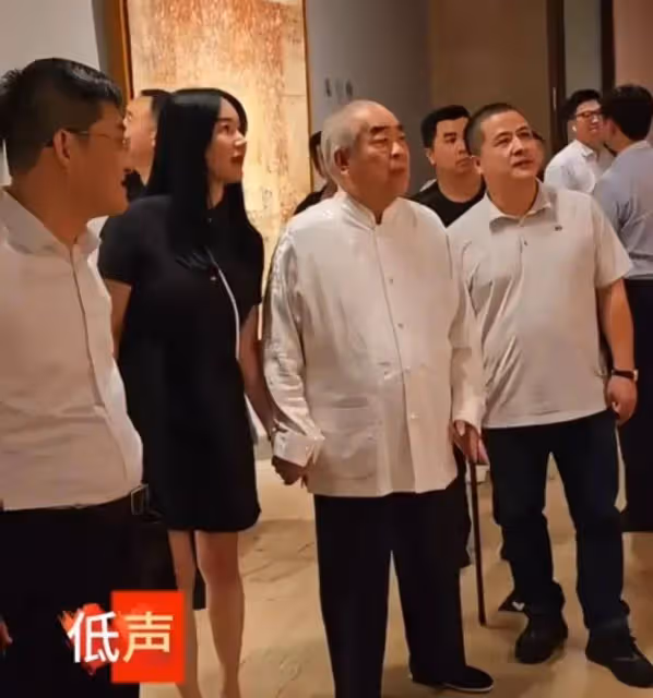 大師範增攜妻子現身看展,全程十指緊握感情超好,徐萌貴氣十足