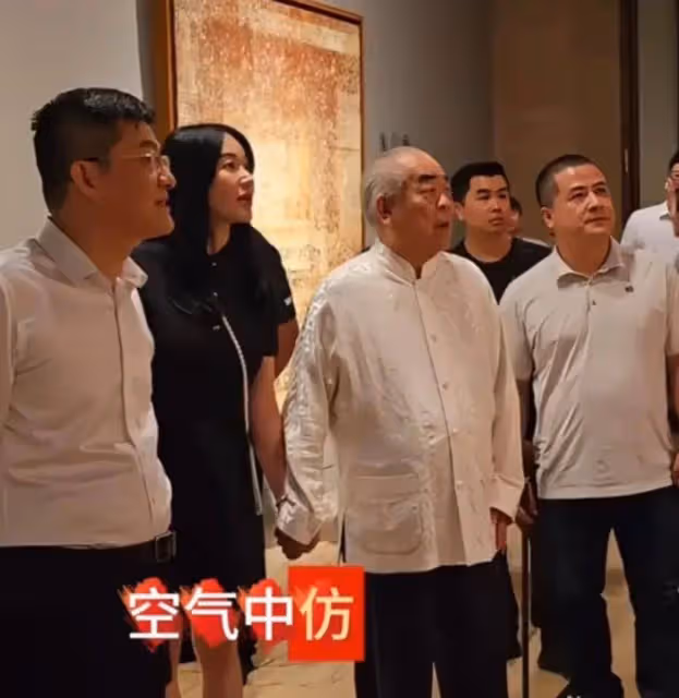 大師範增攜妻子現身看展,全程十指緊握感情超好,徐萌貴氣十足