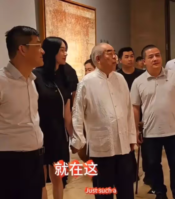 大師範增攜妻子現身看展,全程十指緊握感情超好,徐萌貴氣十足