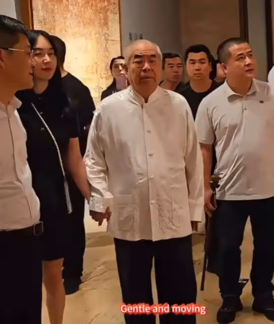 大師範增攜妻子現身看展,全程十指緊握感情超好,徐萌貴氣十足