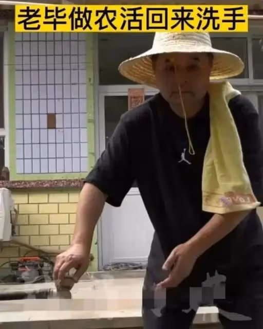 畢福劍定居農村養雞為生?口出狂言後隱退,曾把四字書畫賣天價被嘲撈金無下限