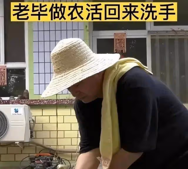 畢福劍定居農村養雞為生?口出狂言後隱退,曾把四字書畫賣天價被嘲撈金無下限