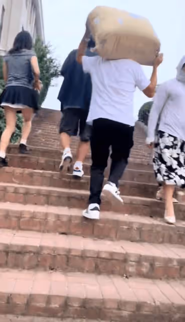 孫卓已到南京工業大學報到,曬與父母姐姐在學校合影,10年後親愛的小孩回來了