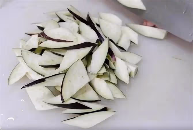 外酥內軟的怪味茄子,一道茄子五味俱全,炒烹炸全用到,真好吃