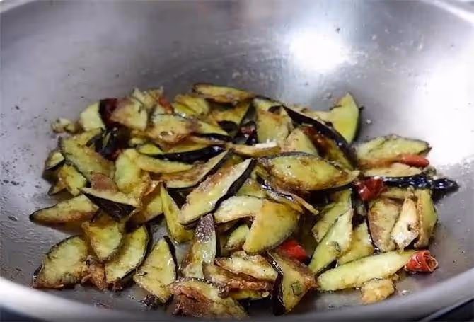 外酥內軟的怪味茄子,一道茄子五味俱全,炒烹炸全用到,真好吃