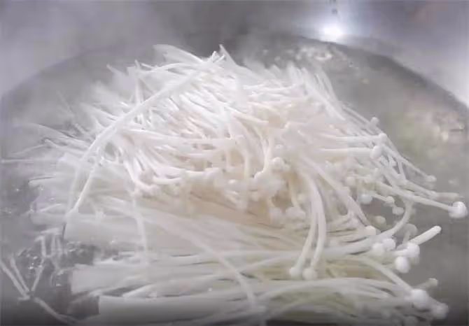 這道涼拌菜要收藏了,菠菜拌金針菇,鮮香辣,這個涼拌料才是關鍵