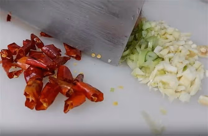 這道涼拌菜要收藏了,菠菜拌金針菇,鮮香辣,這個涼拌料才是關鍵