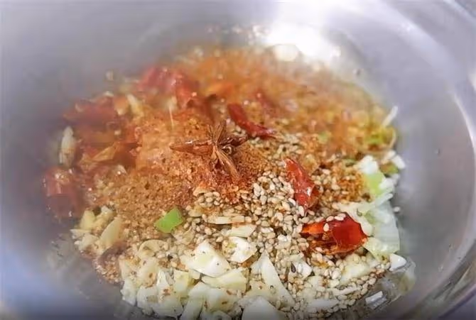這道涼拌菜要收藏了,菠菜拌金針菇,鮮香辣,這個涼拌料才是關鍵