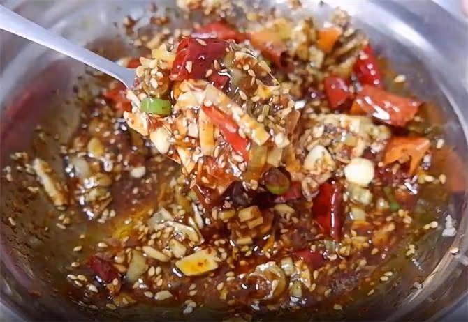 這道涼拌菜要收藏了,菠菜拌金針菇,鮮香辣,這個涼拌料才是關鍵