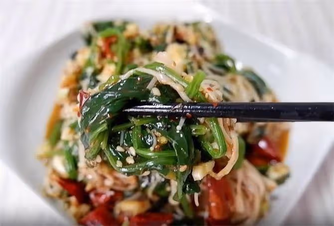 這道涼拌菜要收藏了，菠菜拌金針菇，鮮香辣，這個涼拌料才是關鍵