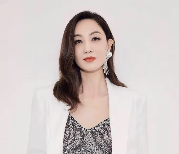 知名港星舉家搬離上海,宣布重回香港生活,努力教女兒認繁體字