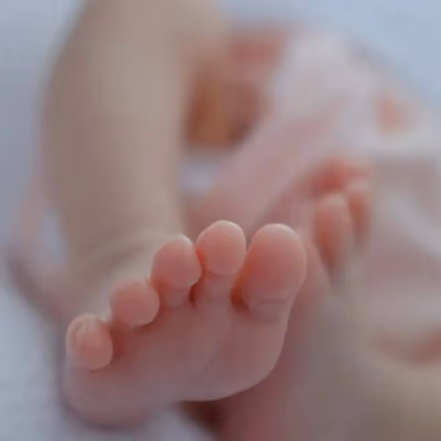 恭喜!香港知名影帝大女兒宣布生女,暫未公開寶寶正面照